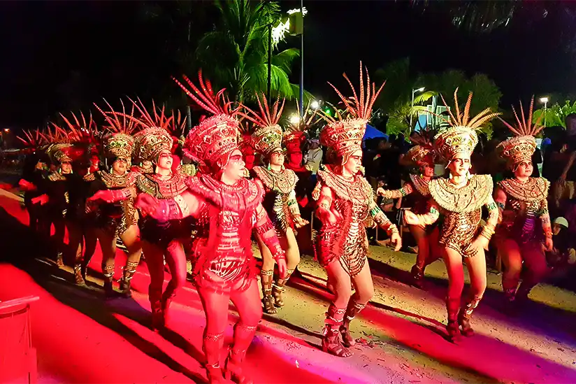 Tanzgruppe mit Federn als Kopfschmuck beim Finale des Karnevals auf der Insel Holbox