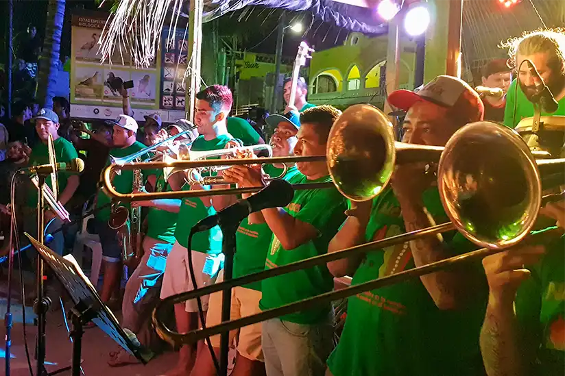 Eine Blaskapelle in grünen T-Shirts beim Karneval in Holbox