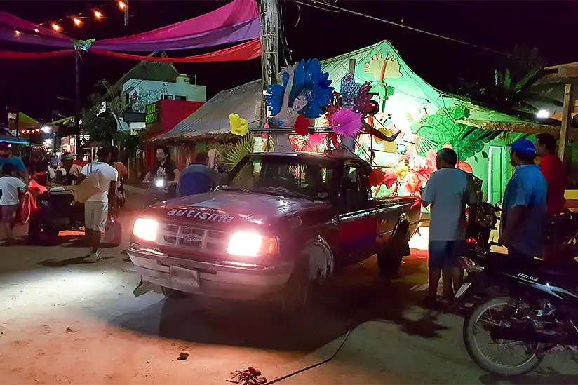 Ein Umzugswagen sorgt für Trubel beim Karneval auf der Insel Holbox