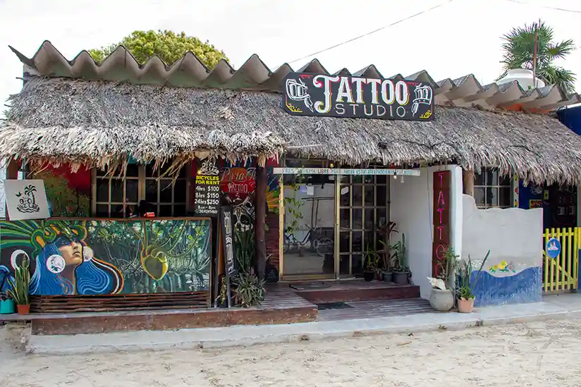 The tattoo studio A Pura Tinta in Holbox, recognizable by its thatched roof, combines art and traditional craftsmanship.